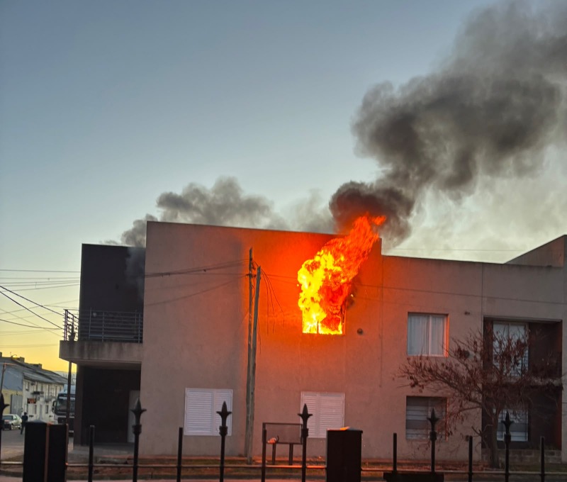 Voraz incendio caus� p�rdidas totales en un departamento